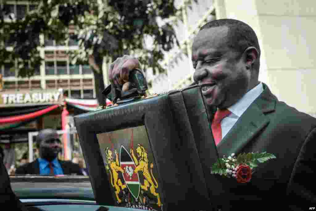Sakataren gwamnatin kasar Kasar Kenya Henry Rotich yake ajiyewa yan takardun kasafin kudi domin su karanta