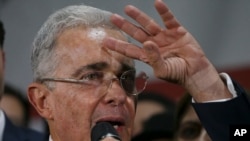 El nuevo dilema legal de Uribe es posiblemente más perjudicial que la otra investigación de la Corte Suprema sobre una posible manipulación de testigos. [Foto de archivo] 