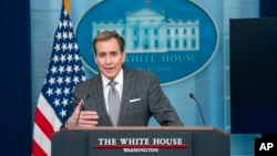 ARCHIVO - El portavoz del Consejo de Seguridad Nacional, John Kirby, habla durante una rueda de prensa en la Casa Blanca, el jueves 30 de noviembre de 2023, en Washington. 