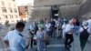 Los turistas son obligados a mostrar su 'pase verde' a las puertas de los Museos Vaticanos, el 6 de agosto de 2021.