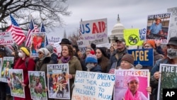 Demonstranti se okupljaju protiv Trumpove administracije dok ona razbija američku agenciju za međunarodni razvoj, koja upravlja stranom pomoći koju je odobrio Kongres, na Capitol Hillu u Washingtonu, 5. februara 2025.