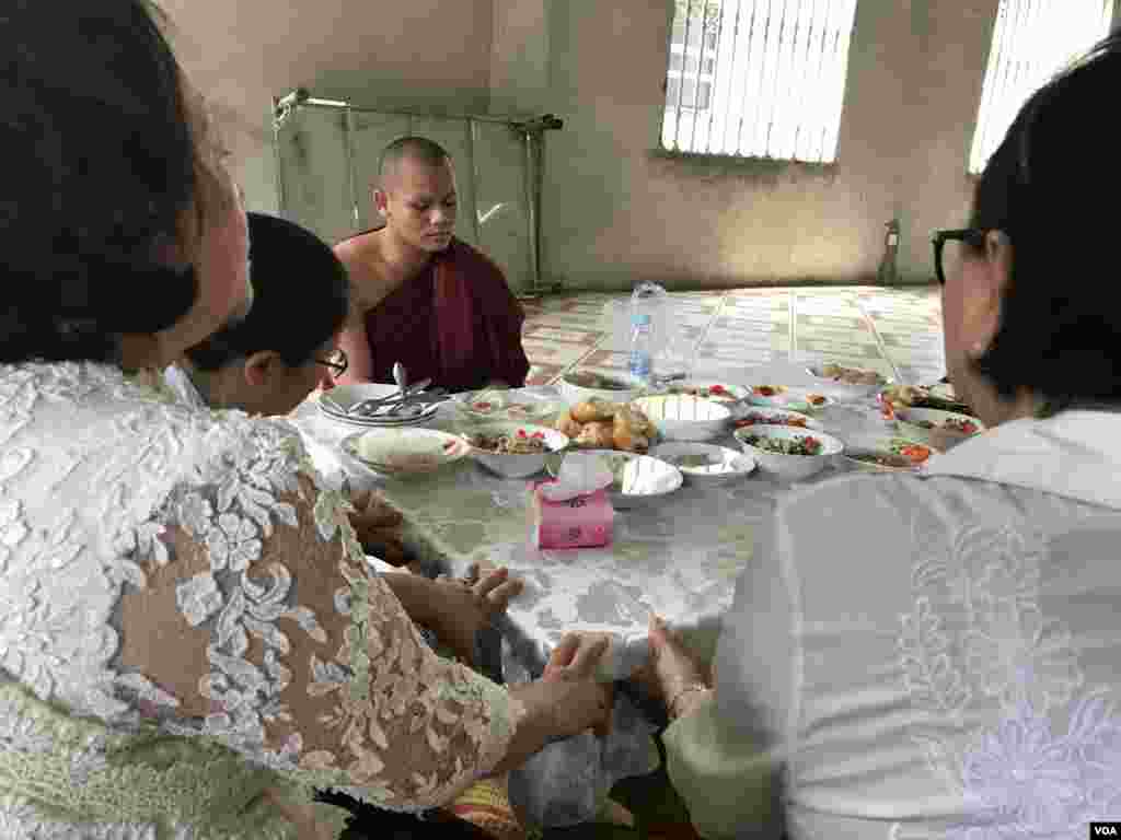ប្រជាពលរដ្ឋកំពុងប្រគេនចង្ហាន់ដល់ព្រះសង្ឃក្នុងថ្ងៃបិណ្ឌទី១៣ នៃពិធីបុណ្យភ្ជុំបិណ្ឌនៅរាជធានីភ្នំពេញ នៅថ្ងៃទី២៦ ខែកញ្ញា ឆ្នាំ២០១៩។ (កាន់ វិច្ឆិកា/VOA)