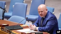 ARCHIVO - Karim Khan, fiscal de la Corte Penal Internacional, se dirige a una reunión del Consejo de Seguridad sobre la situación en Sudán, el jueves 13 de julio de 2023, en la sede de las Naciones Unidas. (Foto AP/Mary Altaffer).