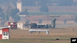 Sebuah pesawat tanpa awak mendarat di pangkalan udara Incirlik di Turki selatan (30/7). Militer Turki didesak untuk menahan diri dalam melakukan serangan udara terhadap PKK. 