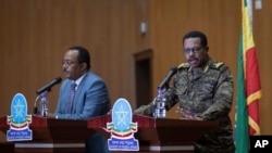Le lieutenant-général Bacha Debele de la Force de défense nationale éthiopienne, à droite, donne une conférence de presse conjointe avec le ministre d'État des Affaires étrangères et porte-parole de la force opérationnelle de l'état d'urgence, Redwan Hussein, à Addis-Abeba, en Ét