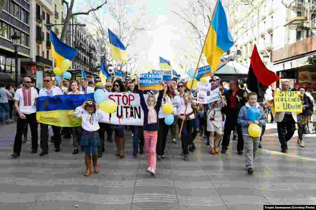 Барселона "З мітингу всі учасники вирушили колоною та пройшли мирним маршем-маніфестацією на підтримку єдності та миру в Україні по головному проспекті міста – бульвару Ла Рамбла. Це привернуло увагу тисяч людей: як місцевих, так і туристів з різних країн світу", - повідомляє Глорія Грозяк.