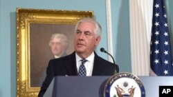 លោក​រដ្ឋ​មន្ត្រី​ការបរទេស Rex Tillerson ឆ្លើយ​តប​ទៅ​នឹង​សំណួរ​ទាក់ទង​នឹង​ប្រទេស​កូរ៉េ​ខាង​ជើង បន្ទាប់​ពី​ថ្លែង​ពី​ការ​ចេញ​ផ្សាយ​របាយការណ៍​ប្រចាំ​ឆ្នាំ២០១៦​ស្តី​​ពី​សេរីភាព​សាសនា​អន្តរជាតិ​ កាលពី​ថ្ងៃទី១៥ ខែសីហា ឆ្នាំ២០១៧ នៅ​ក្រសួង​ការបរទេស​ក្នុង​រដ្ឋធានី​វ៉ាស៊ីនតោន។ 