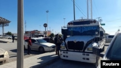 FOTO DE ARCHIVO: Las autoridades inspeccionan un autobús que transportaba a los migrantes secuestrados en el estado mexicano de Tamaulipas, en el municipio de Río Bravo, México, el 3 de enero de 2024. Presidencia de México/vía REUTERS

