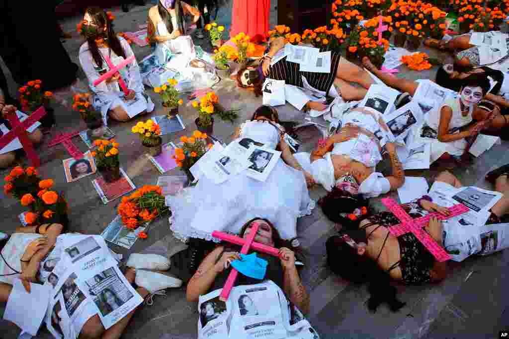 Mujeres vestidas de "Catrinas" se acuestan durante una actuación para pedir justicia para las víctimas de feminicidio, también en la Ciudad de México. Noviembre 1, 2020.