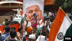 Para pendukung aktivis anti-korupsi India Anna Hazare berkumpul di luar penjara Tihar, New Delhi di mana Hazare kini ditahan (18/8).