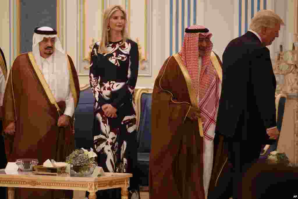 Ivanka Trump regarde son père, le président Donald Trump, arriver à une cérémonie officielle au palais royal à Ryad, 20 mai 2017.