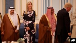 Ivanka Trump regarde son père, le président Donald Trump, arriver à une cérémonie officielle au palais royal à Ryad, 20 mai 2017.