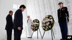 美国总统奥巴马和日本首相安倍在美国夏威夷珍珠港的亚利桑那号纪念馆献花圈（2016年12月27日）