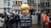 Un manifestant devant la Cour suprême du Royaume-Uni, à Londres,