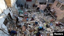 Los palestinos inspeccionan el lugar de un ataque israelí contra una casa en Nuseirat, en la Franja de Gaza central, el 13 de noviembre de 2024. REUTERS