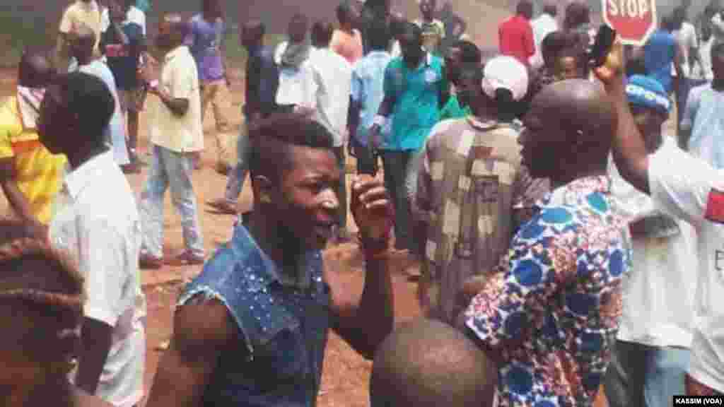 Manifestaion devant le tribunal dans la commune IV, Bamako, le 17 août, 2016. (VOA/Kassim Traoré)