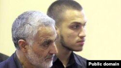سردار قاسم سلیمانی در کنار پسر عماد مغنیه، از فرماندهان کشته شده حزب الله لبنان