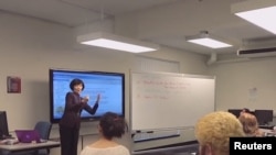 Una profesora de Lenguaje de Sordos imparte clases en una universidad en EE.UU. (Captura de video de Reuters TV).