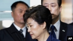 Presiden terguling Park Geun-hye tiba di Pengadilan Distrik Pusat di Seoul, Korea Selatan, 30 Maret 2017 (Foto: dok). Kejaksaan Korea Selatan dengan resmi mendakwa Park Geun-hye atas penyuapan dalam skandal korupsi, Senin (17/4) dan mengajukan kasusnya ke pengadilan pidana.
