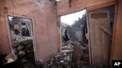 Palestinci pored izbegličkog kampa u Kan Junisu srušenog u izraelskom bombardovanju 1. decembra 2023. (foto: AP/Mohammed Dahman)
