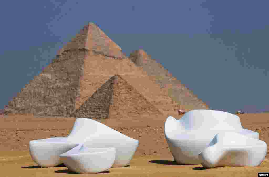 د مصر د اهرامو ته څېرمه په جوړ شوي نړیوال نندارتون کې یو هنري اثر 