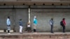 Dans les taudis de Khayelitsha, en Afrique du Sud, un confinement bien illusoire
