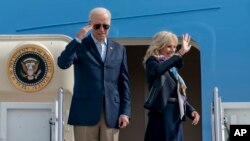 Presiden AS Joe Biden dan ibu negara Jill Biden menaiki pesawat "Air Force One" hari Kamis sore (28/10).
