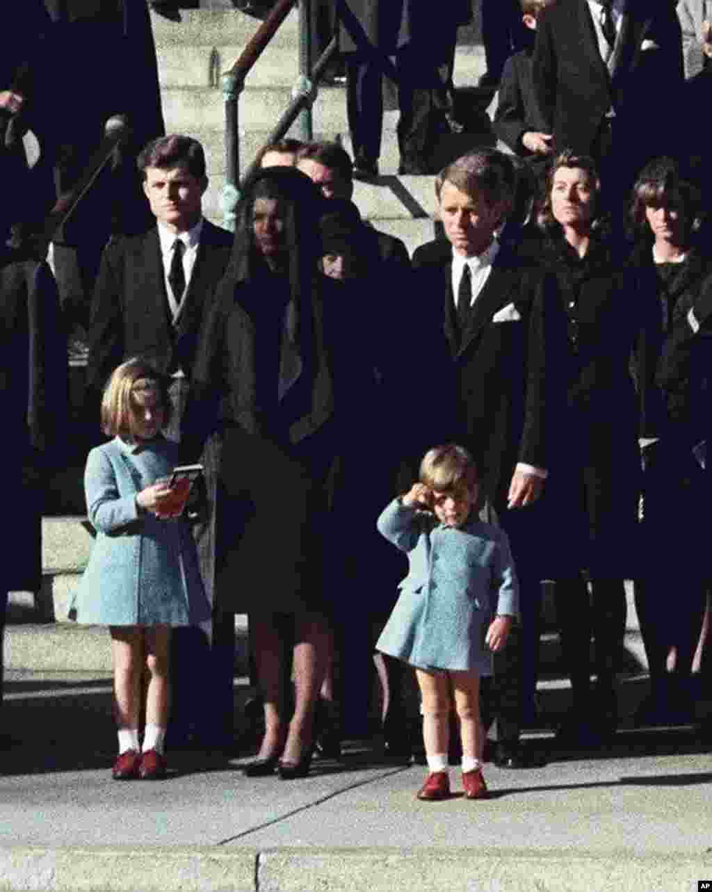 John F. Kennedy Jr., de tres años saluda a su padre frente al ataud donde reposan sus restos, en Washington, el 25 de noviembre de 1963.