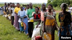 Files d'attente pour l'aide alimentaire distribuée par le Programme alimentaire mondial des Nations Unies (PAM) dans le village de Mzumazi près de la capitale Lilongwe, au Malawi, le 3 février 2016.