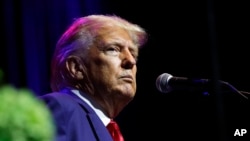 ARCHIVO - El expresidente Donald Trump habla en un evento de recaudación de fondos para el Partido Republicano de Alabama, el viernes 4 de agosto de 2023, en Montgomery, Alabama.