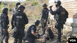 Polisi Meksiko dalam salah satu operasi penggerebekan narkoba (foto: dok.).