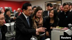 資料照片：時任中國國家主席的胡錦濤2011年1月訪問設在美國芝加哥市一所高中內的孔子學院（路透社）