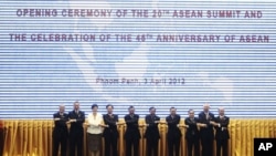Presidents and prime ministers pose for a photograph during the opening ceremony of the 20th ASEAN summit and the celebration of the 45th Anniversary of ASEAN at the Peace Palace, in the Office of the Council of Ministers in Phnom Penh, April 3, 2012. 