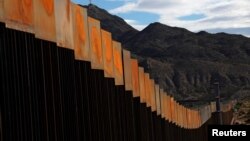 Trump hizo campaña con promesas de reforzar las políticas migratorias, incluyendo un impulso a la seguridad fronteriza y freno al flujo de refugiados. 
