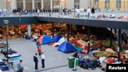 Para migran tidur di stasiun kereta Keleti di Budapest, Hungaria, Kamis (3/9).