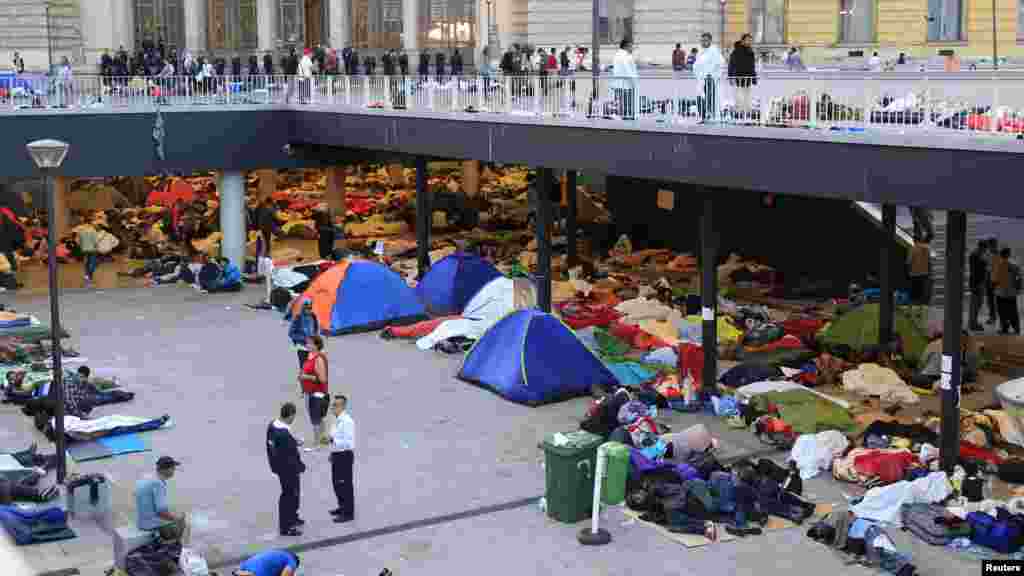 'Yan Ci Rani Sun Kwana A Tashar Jirgin Kasar Keleti Dake Budapest Satumba 3, 2015 