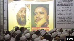Para anggota FPI di Jakarta menonton layar lebar dalam acara doa bersama bagi Osama bin Laden (4/5). Perguruan Tinggi di Indonesia tengah berusaha menyiapkan tip bagi mahasiswanya untuk terhindar dari NII atau dari aliran radikal lainnya.