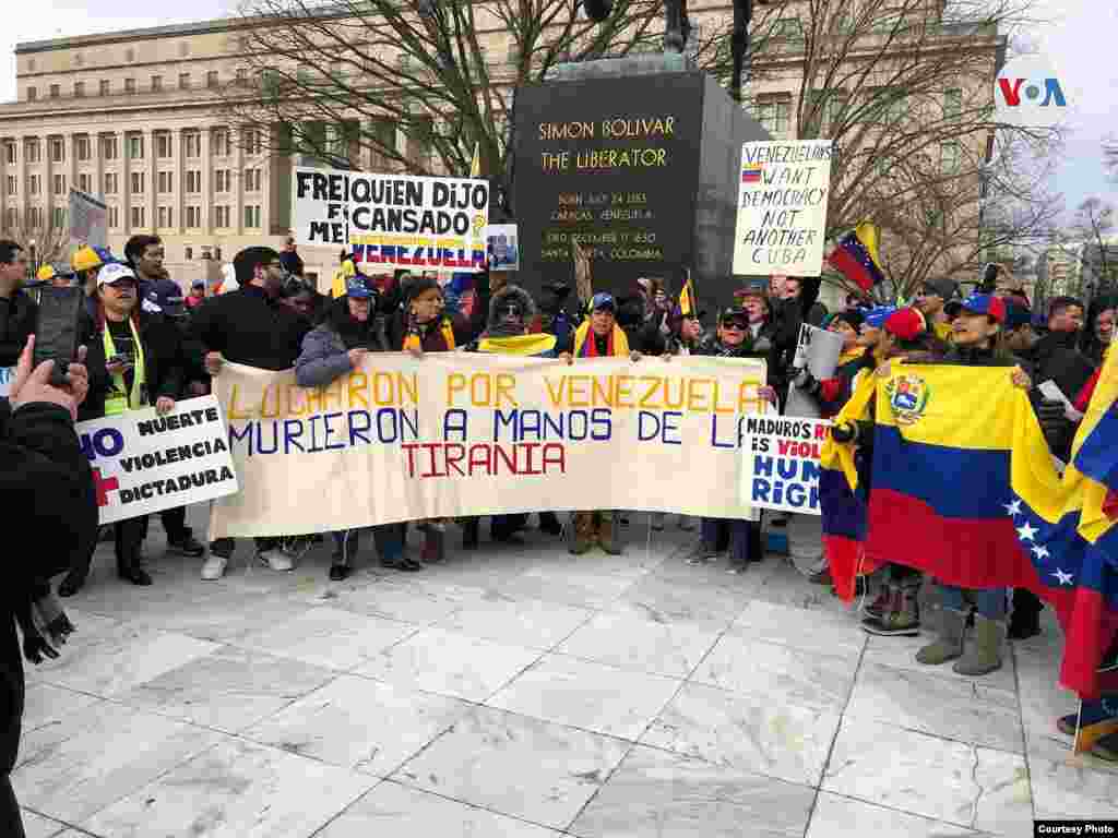 Venezolanos se reúnen en frente de la estatua de Simón Bolívar, en Washington D.C., el 23 de enero de 2019. 