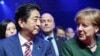 德国总理默克尔和日本首相安倍晋三2017年3月19日出席德国汉诺威CeBIT信息及通讯技术博览会开幕式时交谈。
