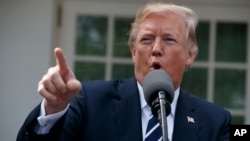 លោក​ប្រធានាធិបតី​ Donald Trump ថ្លែង​ទៅកាន់​អ្នកសារព័ត៌មាន​ក្នុងសួន​ច្បារ​ Rose Garden ក្នុង​សេតវិមាន​ ថ្ងៃទី១៦​ ខែតុលា​ ឆ្នាំ២០១៧។ 