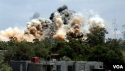 La OTAN lleva a cabo uno de sus más intensos operativos con los que Obama asegura que Gadhafi se verá obligado a "abandonar el poder".