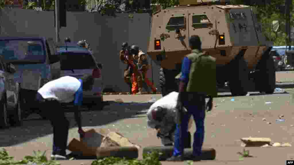 Des militaires se protègent à côté d'un véhicule blindé à Ouagadougou, Burkina Faso le 2 mars 2018. 