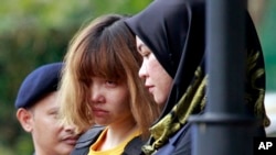 La Vietnamienne Doan Thi Huong, au centre, suspecte de l’assassinat par empoisonnement du demi-frère en disgrâce du nord-Coréen Kim Jong-Un, Kim Jong-Nam, est escortée par des policiers à Sepang, Malasie, 1er mars 2017.