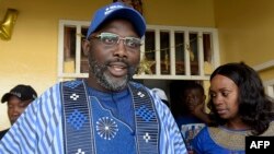 George Weah et son épouse Clar devant leur maison à Monrovia, Liberia, 23 décembre 2017.