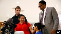 Beata Mariana de Jesús Mejía-Mejía, segunda desde la izquierda, se reúne con su hijo Darwin en el Aeropuerto Internacional Baltimore Washington, BWI, el viernes, 22 de junio de 2018.