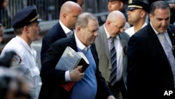 Producent Harvi Vajnstin stiže u njujoršku policijsku stanicu pošto se predao zbog optužbi za silovanje, Njujork 25. maj 2018.