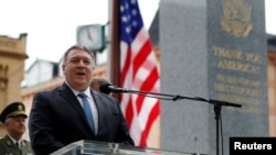 El secretario de Estado de EE.UU., Mike Pompeo pronuncia un discurso en una ceremonia en el Monumento General Patton, en Pilsen, República Checa, el 11 de agosto de 2020.