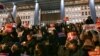 4 Aralık 2024 - Seul'de Ulusal Meclis'e çıkan merdivenlerde düzenlenen protesto gösterisine katılan Güney Koreliler, Cumhurbaşkanı Yoon Suk Yeol'un istifasını istedi.