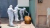 Agents de santé retirant un cercueil avec un corps laissé à l'extérieur d'une maison à Guayaquil pendant la pandémie de Covid-19, Équateur, 6 avril 2020. (Photo AP/Edison Choco)