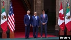 Los presidentes de EEUU, Joe Biden, y México, Andrés Manuel López Obrador; y el primer ministro de Canadá, Justin Trudeau, posan a su llegada a la Cumbre del Norte, en Ciudad de México, el 10 de enero de 2023.